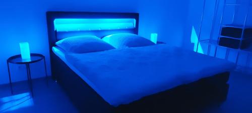 FrankenbergNEW LOOK的一间卧室配有一张蓝色的灯光床