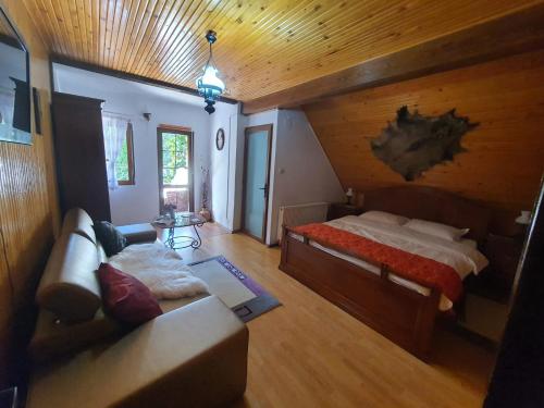 杜劳Casa Serban的一间卧室配有一张床和一个沙发