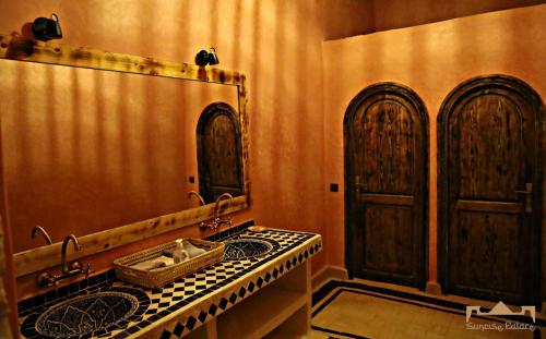 梅尔祖卡Sunrise Palace Merzouga的一间带水槽和大镜子的浴室