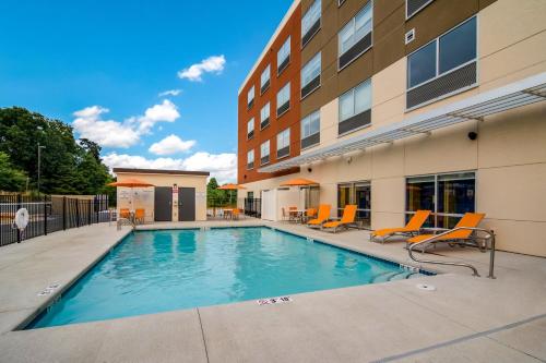 Holiday Inn Express & Suites - Asheboro, an IHG Hotel内部或周边的泳池