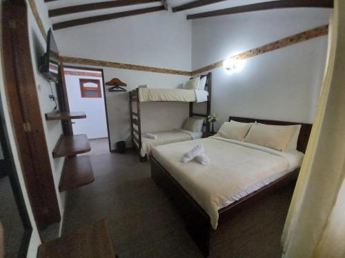 莱瓦镇Casa Lewana的一间卧室配有一张床和一张双层床。