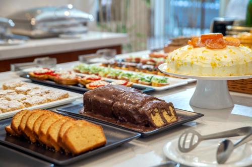 雅典雅典B4B签名酒店的包括不同种类甜点和蛋糕的自助餐