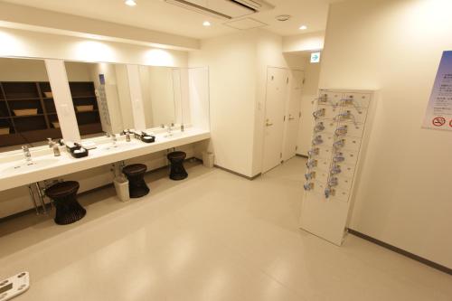 Hotel New Gaea Nishi Kumamoto Ekimae的一间浴室