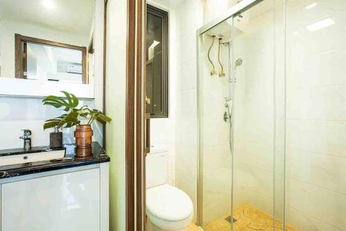 当格浪NOCHE - 2 bedroom Skyhouse Apartment BSD的带淋浴、卫生间和盥洗盆的浴室