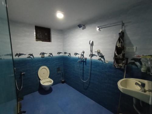 马焦茹达Jerone's Home Stay的带淋浴、卫生间和盥洗盆的浴室
