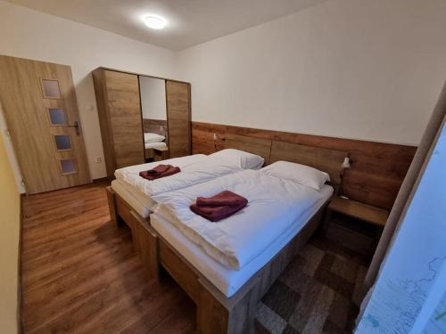 波普拉德Villa-Gallant的一间卧室配有一张床,上面有两条毛巾