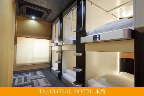东京东京全球酒店的一间小房间,内设三张双层床