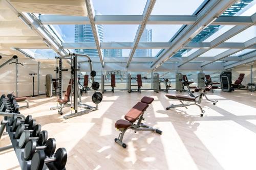 Aparthotel Adagio Fujairah的健身中心和/或健身设施
