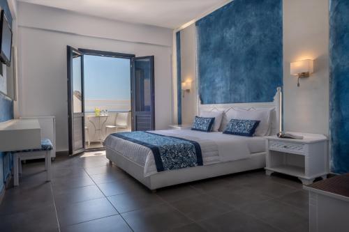 卡马利圣托里尼利瓦里酒店的一间卧室设有一张大床和一个大窗户