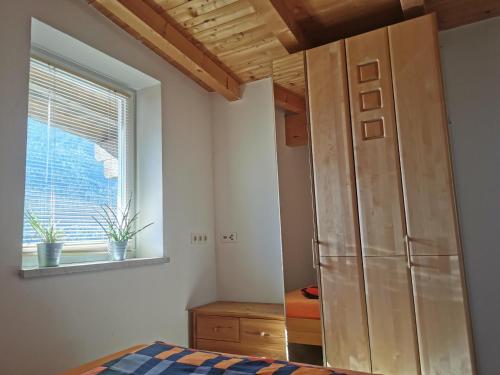 齐勒谷地里德Ferienwohnung Christina的一间卧室配有冰箱和窗户。