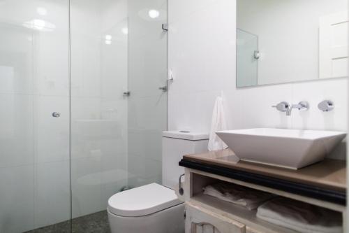 肯图巴WildLife Lodge Katoomba的白色的浴室设有水槽和卫生间。