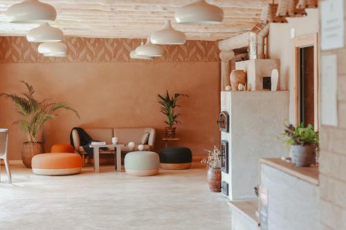 苏维里Agotzenea - Alojamiento con encanto en un entorno rural的客厅设有橙色墙壁和桌椅