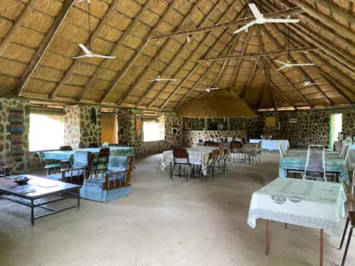 Bungalow 2 on this world renowned Eco site 40 minutes from Vic Falls Fully catered stay - 1982餐厅或其他用餐的地方