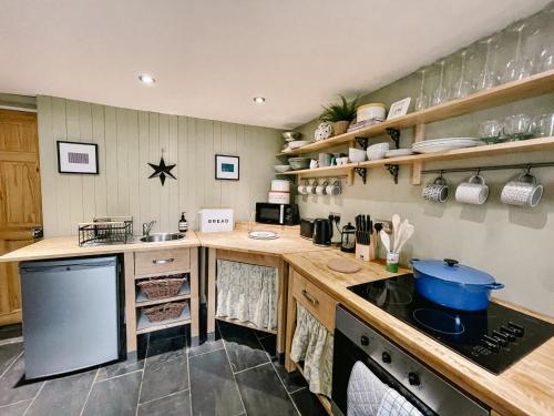 塔伯特Old Pier Cottage Tarbert的厨房配有木制柜台和炉灶烤箱。
