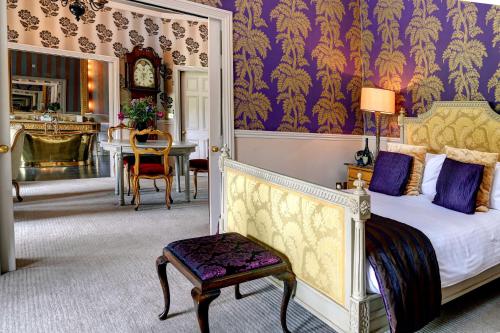 韦尔斯The Swan Hotel, Wells, Somerset的卧室配有一张床和一张桌子