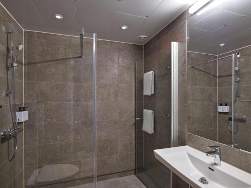 吕勒奥吕勒奥斯堪迪克酒店的带淋浴和盥洗盆的浴室