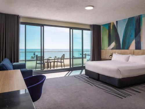 吉朗吉朗诺富特酒店的酒店客房设有一张床,享有海景。