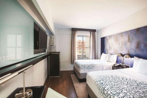 达拉斯达拉斯市中心拉金塔旅馆及套房的酒店客房设有两张床和电视。
