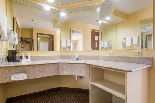 厄兰格Quality Inn & Suites CVG Airport的一间带大水槽和大镜子的浴室