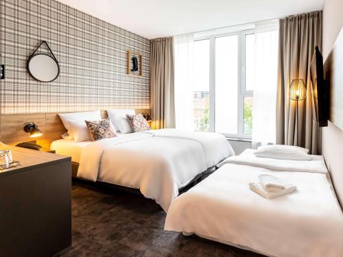 弗希塔ibis Styles Vechta的酒店客房设有两张床和窗户。