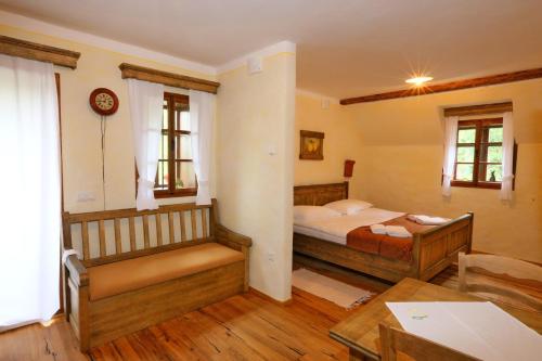 罗加斯卡斯拉提纳波莫纳放松自然旅馆的一间卧室配有一张床、一张桌子和一张桌子