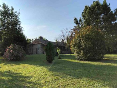 Montignac-ToupinerieUne pause nature chez Marion et Cédric的树木林立的一座老房子