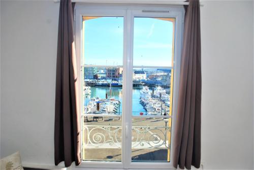 迪耶普Duplex avec Vue sur le port de plaisance的享有码头景致的窗户