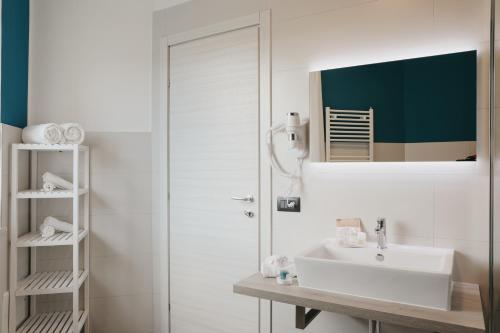 坎波巴索Residence Vazzieri的白色的浴室设有水槽和镜子