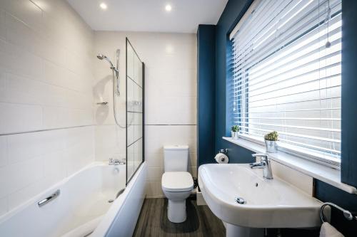 温德米尔Rockside - Luxury 1 bedroom home with hot tub central, parking pet friendly hot tub turns off 930pm的浴室配有白色卫生间和盥洗盆。