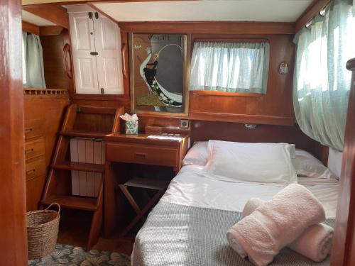 蒙特卡罗Monte-Carlo for boat lovers的一间小卧室,配有一张床和一张书桌
