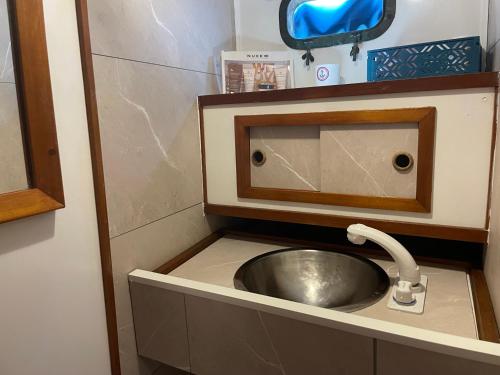 蒙特卡罗Monte-Carlo for boat lovers的小型浴室设有水槽