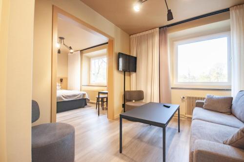 维纳什堡汉米库克空法任酒店的客厅配有沙发和桌子