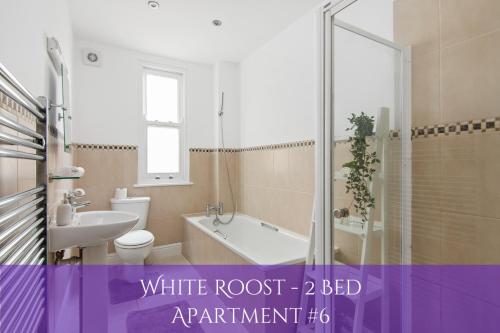 格雷夫森德The Roost Group - Bedford House Apartments的一间白色的深床公寓