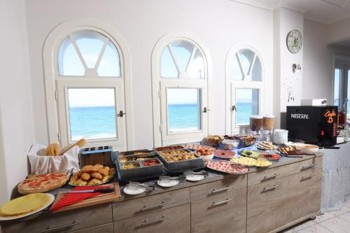波利克罗诺Summer Beach Hotel的自助餐,包含多种不同类型的食物
