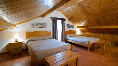 Quatro RibeirasQuinta Rico的一间带两张床的卧室,位于木天花板的房间