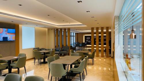 迪拜SITARA HOTEL APARTMENT的餐厅设有桌椅和窗户。