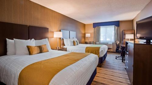 Best Western Providence Warwick Airport Inn客房内的一张或多张床位