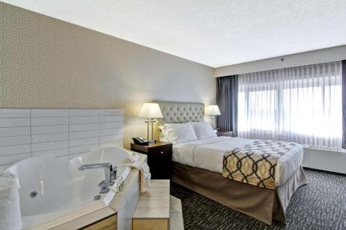 埃德蒙顿雪松公园贝斯特韦斯特酒店的酒店客房配有一张床和浴缸。