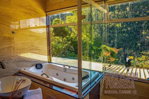 弗洛里亚努元帅镇Chácara Vovô Elson Fonseca - um refúgio nas Montanhas Capixabas的带浴缸的浴室和大窗户