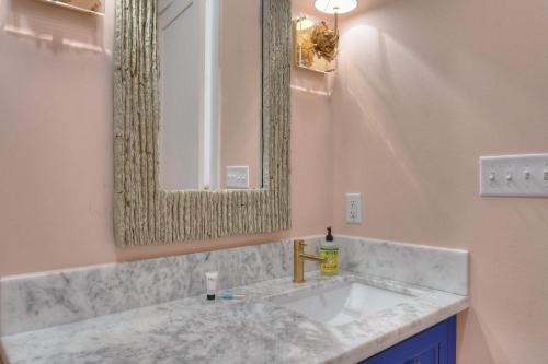加尔维斯敦The Pink Room at Emily's On The Island的一间带水槽和镜子的浴室