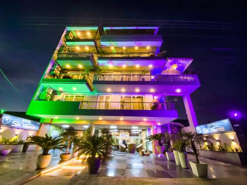 古尔冈Sky Suites的一座紫色和绿灯的建筑