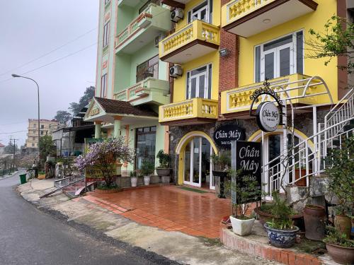 三岛县Chân Mây Tam Đảo的街道边有标志的建筑物