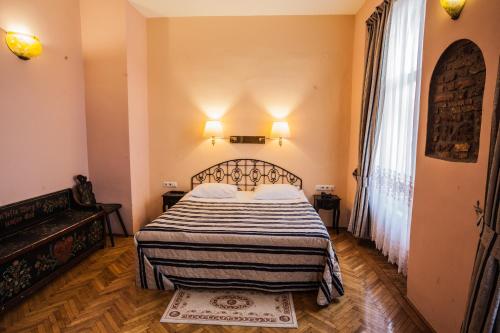 布拉索夫卡萨瓦格纳酒店的一间卧室配有一张带黑白毯子的床