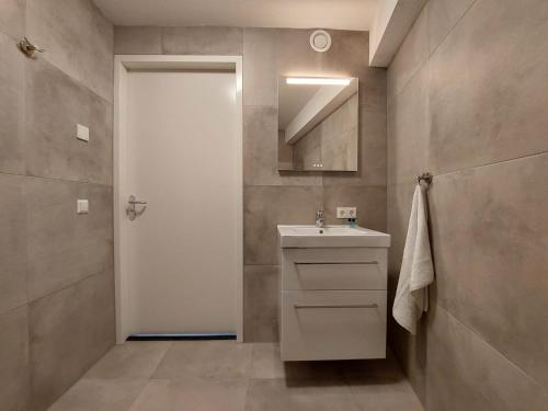 SteenbergenHotel Studio SIS的一间带水槽和淋浴的浴室