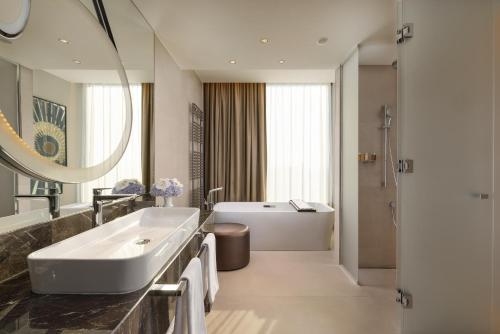 卢布尔雅那卢布尔雅那洲际酒店的一间带水槽、浴缸和镜子的浴室