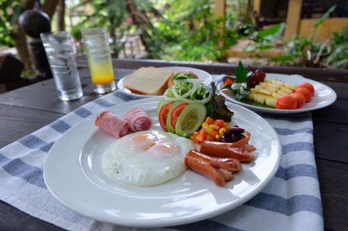 Ban Pak NgamKongkarn Resort and Farmstay的桌上的一盘早餐食品