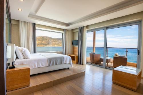 卡尔帕索斯Konstantinos Palace的一间卧室配有一张床,享有海景