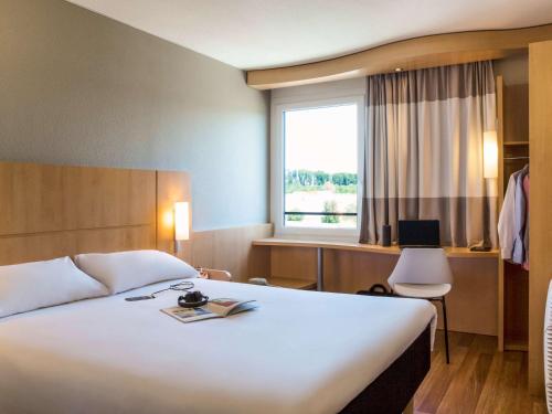 洛桑洛桑克里西尔宜必思酒店的一间设有大床和窗户的酒店客房