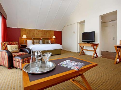 卢拉Fairmont Resort & Spa Blue Mountains MGallery by Sofitel的酒店客房配有一张床和一张茶几