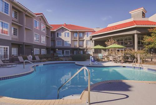 奥斯汀奥斯汀拉金塔套房酒店的公寓大楼内的大型游泳池